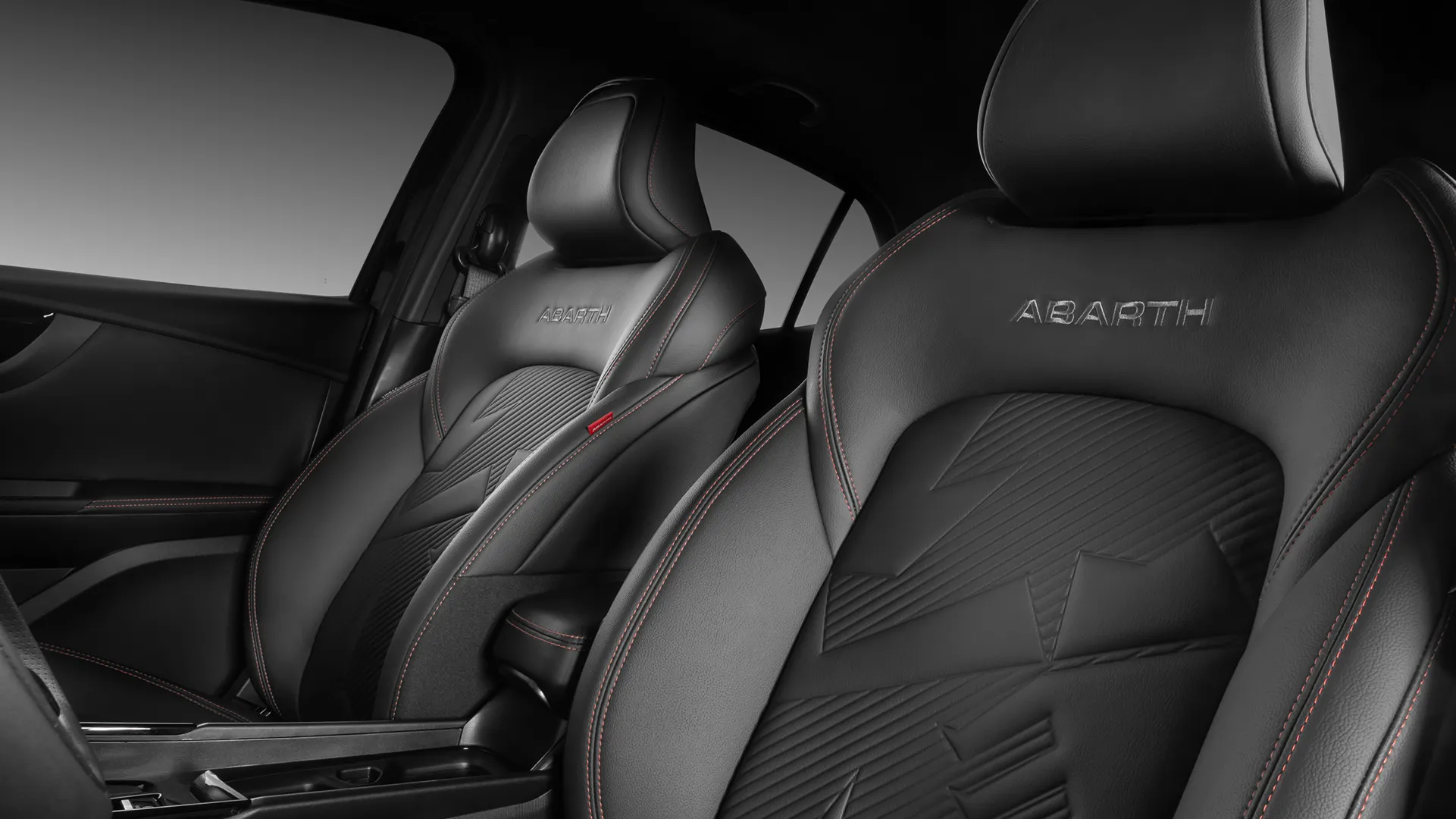 Interior do Fastback Abarth, com destaque para bancos esportivos em couro. Além de detalhes com a costura vermelha nas laterais, centralizado, abaixo do apoio da cabeça, “Abarth” está bordado em branco no banco.