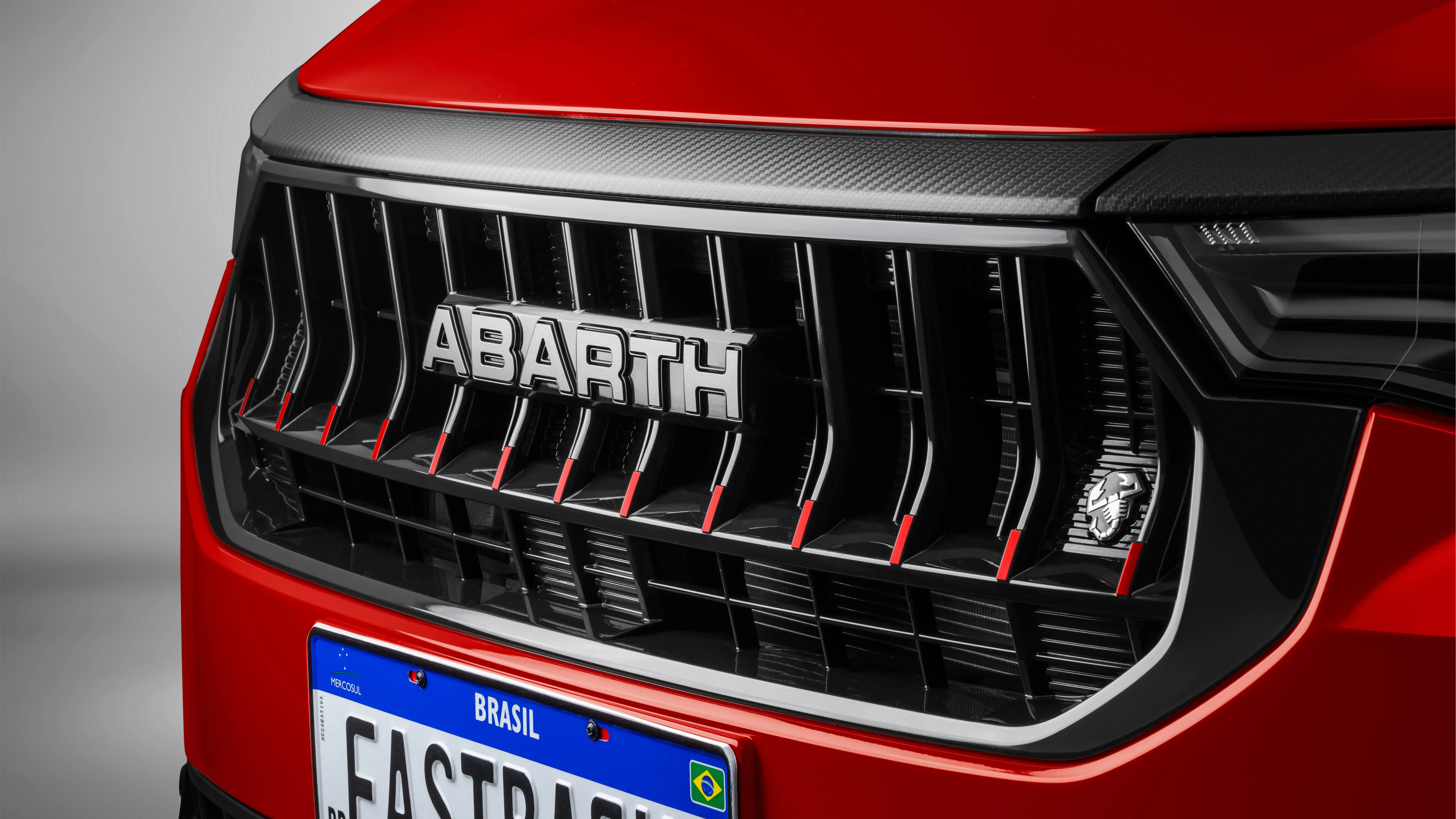 Visão frontal do Fastback Abarth na cor vermelha, com destaque para a grade.​