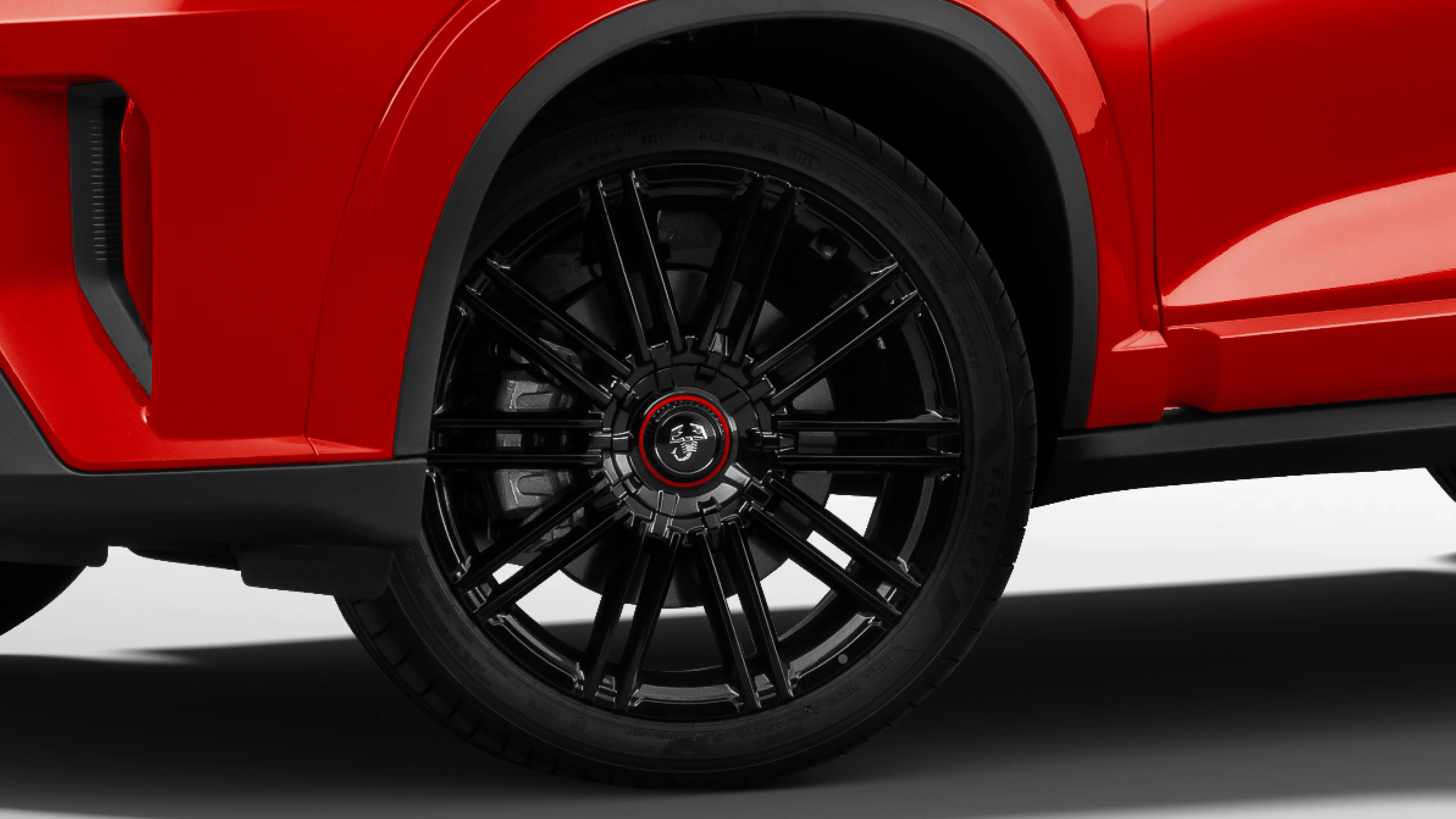 Rodas do Fastback Abarth, com desenho esportivo e logo do escorpião na calota escurecida.