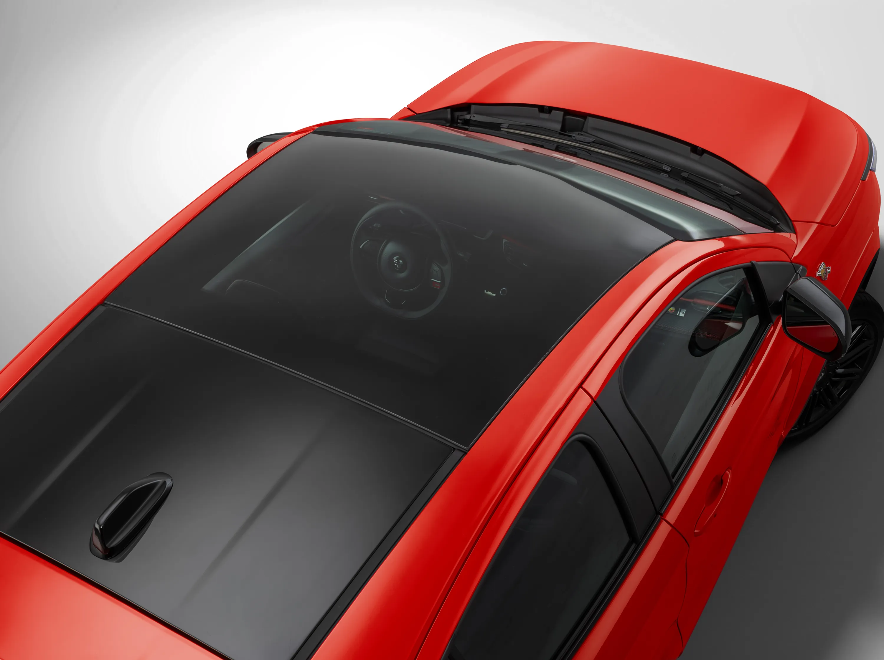 Vista superior de Fastback Abarth na cor vermelha, com destaque para teto solar panorâmico.