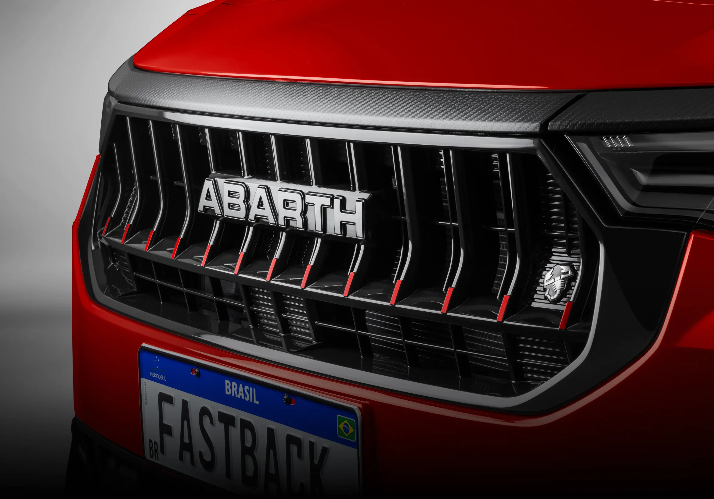 Visão frontal do Fastback Abarth na cor vermelha, com destaque para a grade.