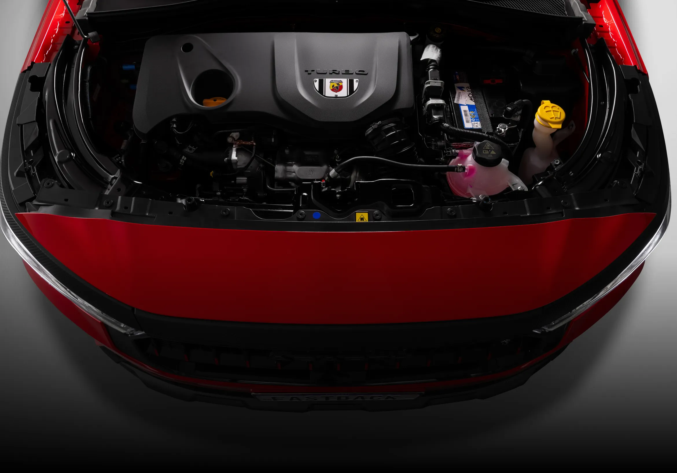 Capô aberto de um Fastback Abarth na cor vermelha, com destaque para motor T270, de 185 cv de potência e 270 Nm de torque.