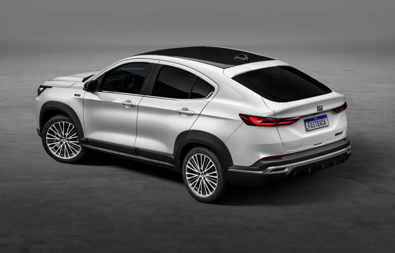 Vista traseira do Fastback branco com destaque para o teto coupé e a traseira esportiva.