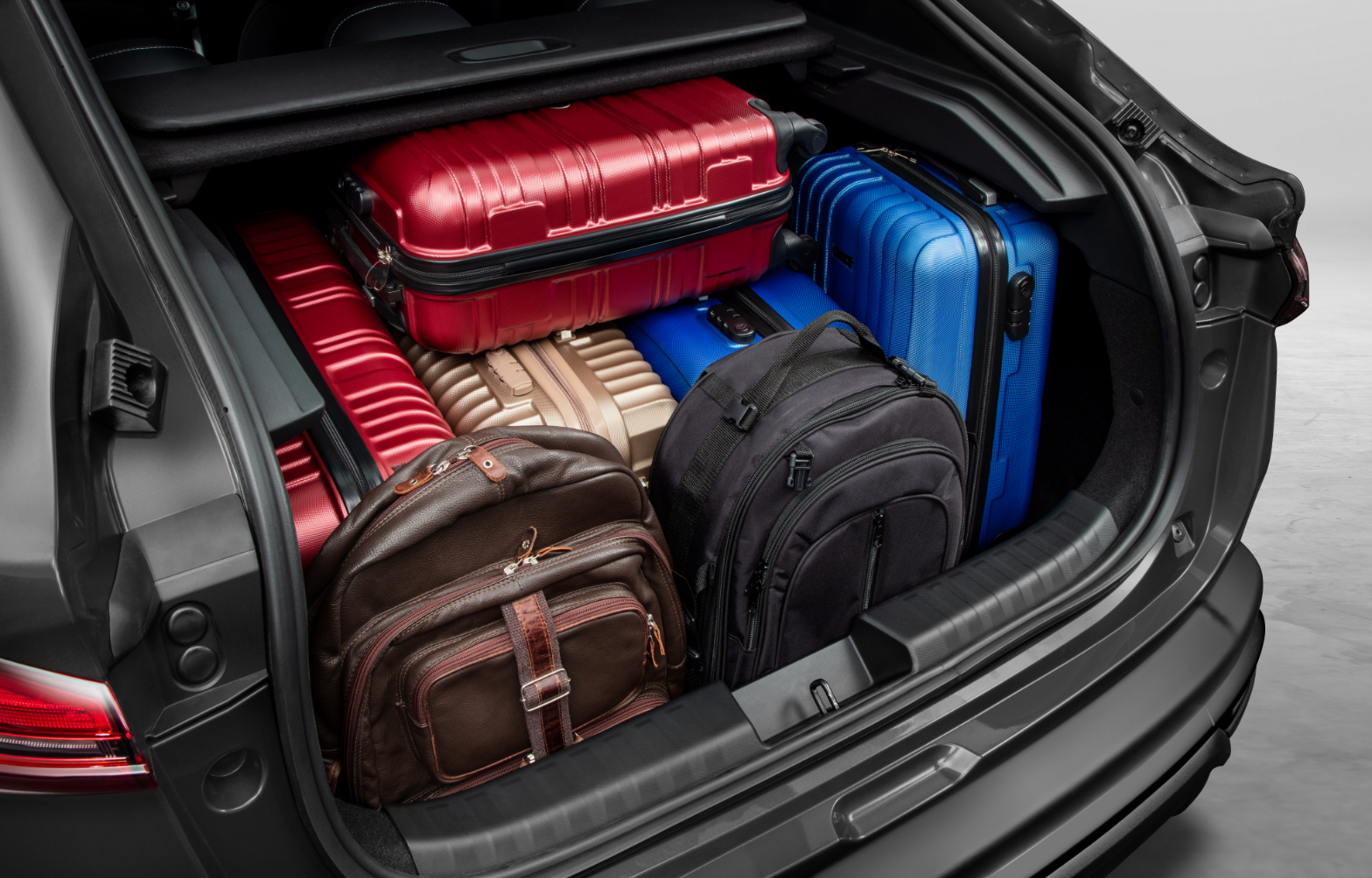 Porta-malas do Fastback com destaque para a capacidade de 600 L.