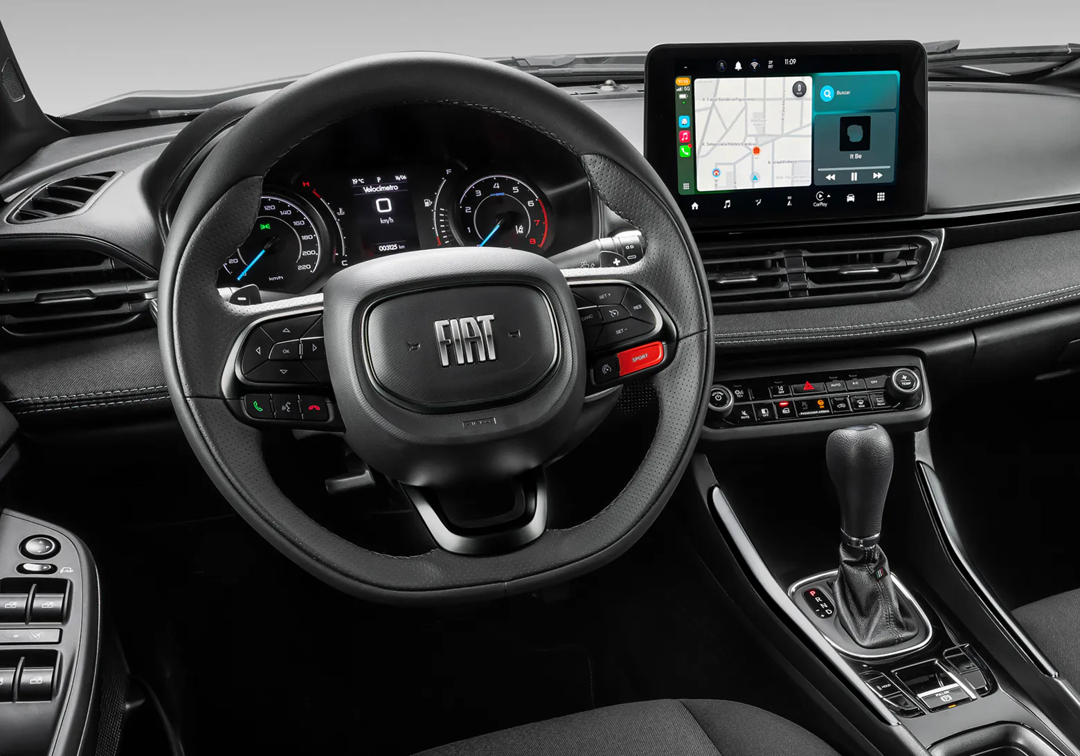 Painel de direção do condutor, mostrando dados do veículo Fiat Fastback, como gasolina, fluxo de energia, entre outros.