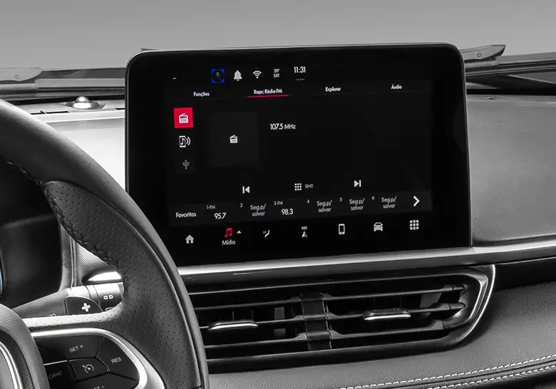 Visão interna do Fiat Fastback, mostrando a tela de 10'' no centro do painel.