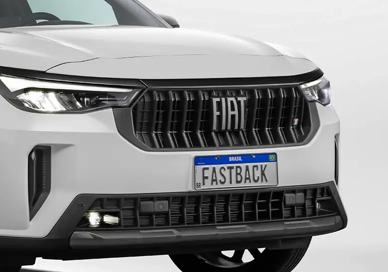 Dianteira de um Fiat Fastback na cor branca, mostrando os detalhes da nova frente.​