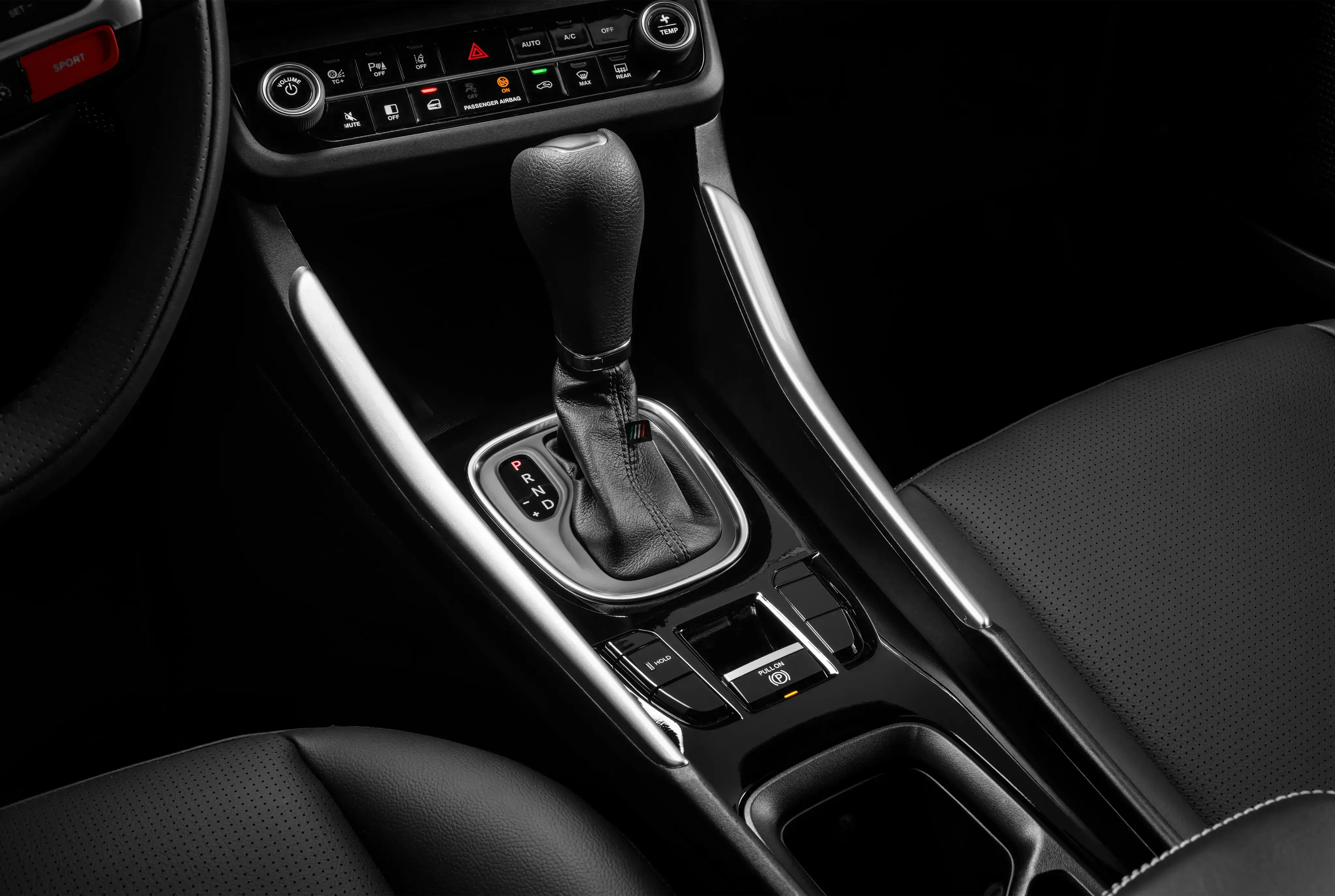 Modos de condução Visão interna da cabine de Fiat Fastback mostrando o câmbio, com zoom nos modos de condução.