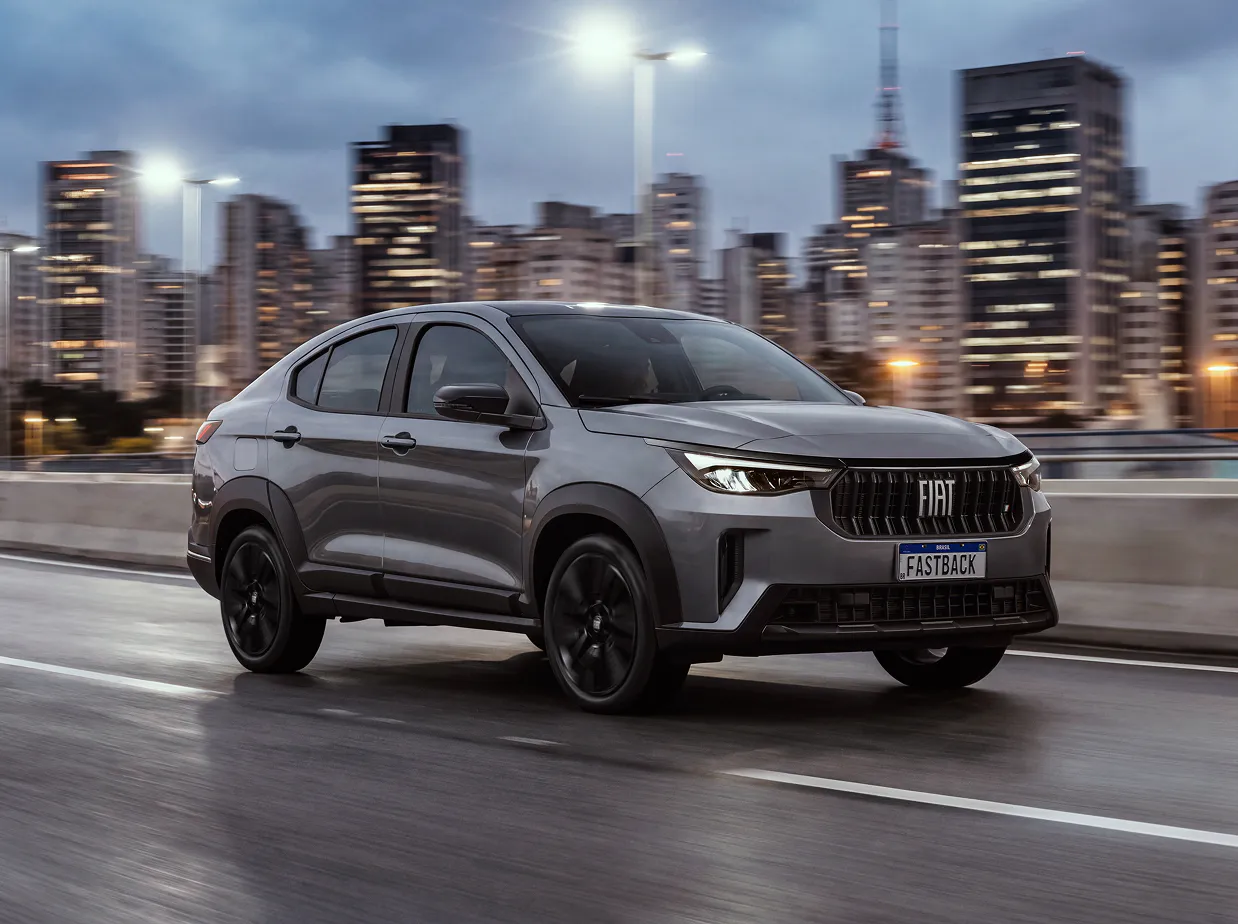 E-Assist (Assistência de torque) Traseira de Fiat Fastback na cor branca, transitando em via asfaltada com vegetação baixa ao fundo.