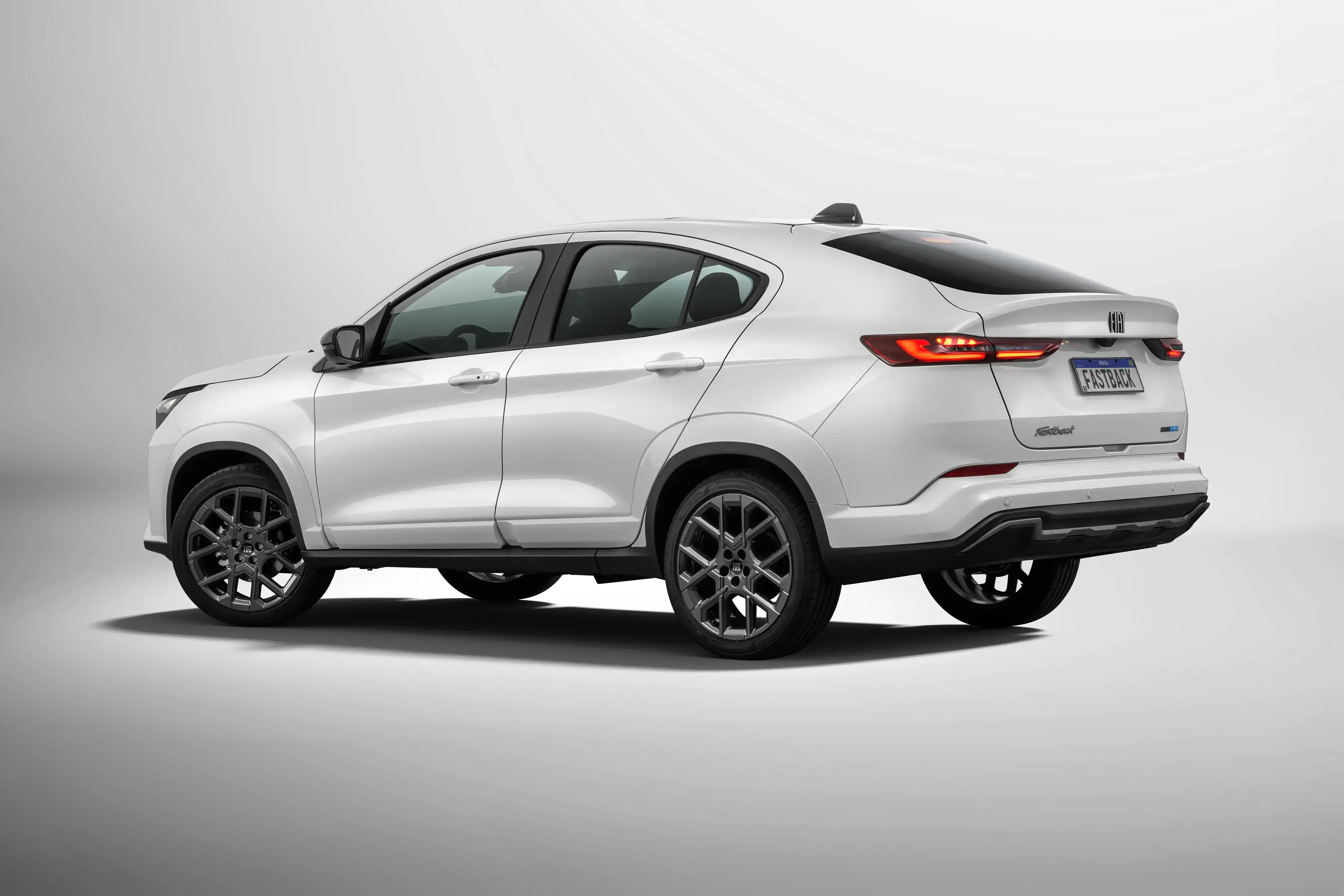 Visão traseira de Fiat Fastback na cor branca, em fundo branco.