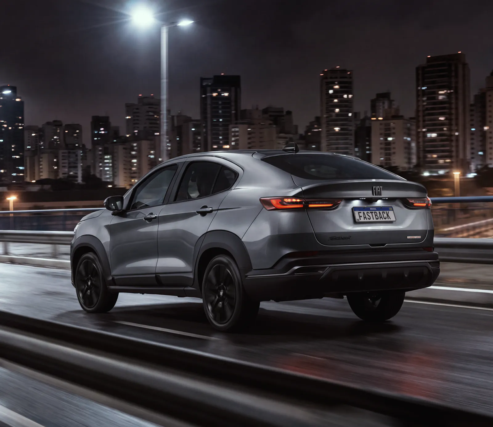 Fiat Fastback BlackMotion com logo Fiat e frisos escurecidos.