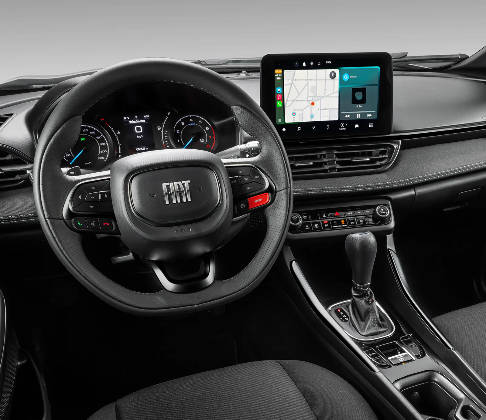Interior do Fiat Fastback BlackMotion com skidplate e saídas de ar escurecidas.